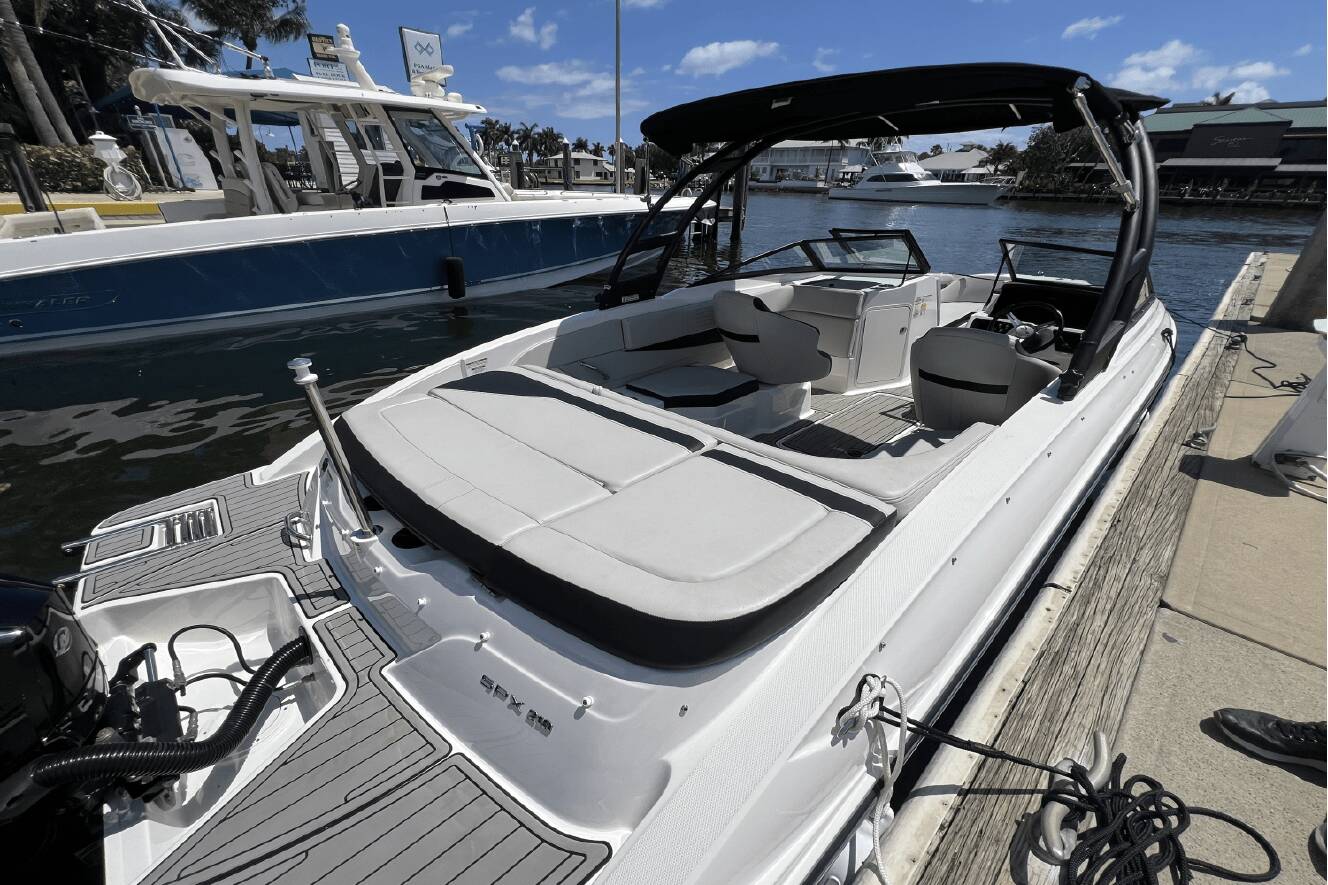 A photo of this 2023 Sea Ray SPX 210 Outboard