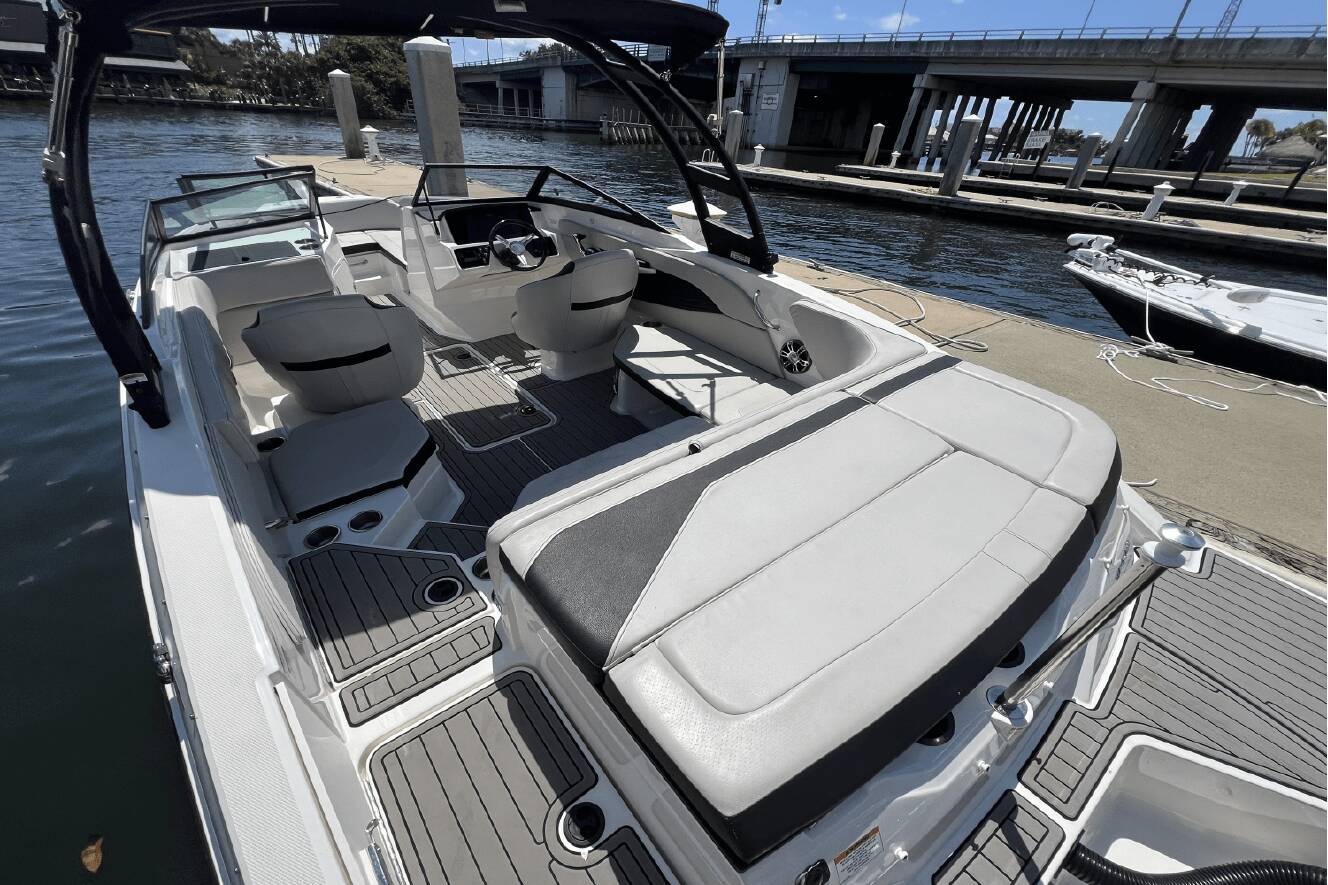 A photo of this 2023 Sea Ray SPX 210 Outboard