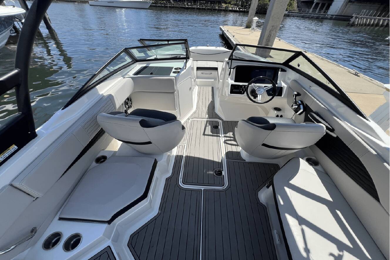 A photo of this 2023 Sea Ray SPX 210 Outboard