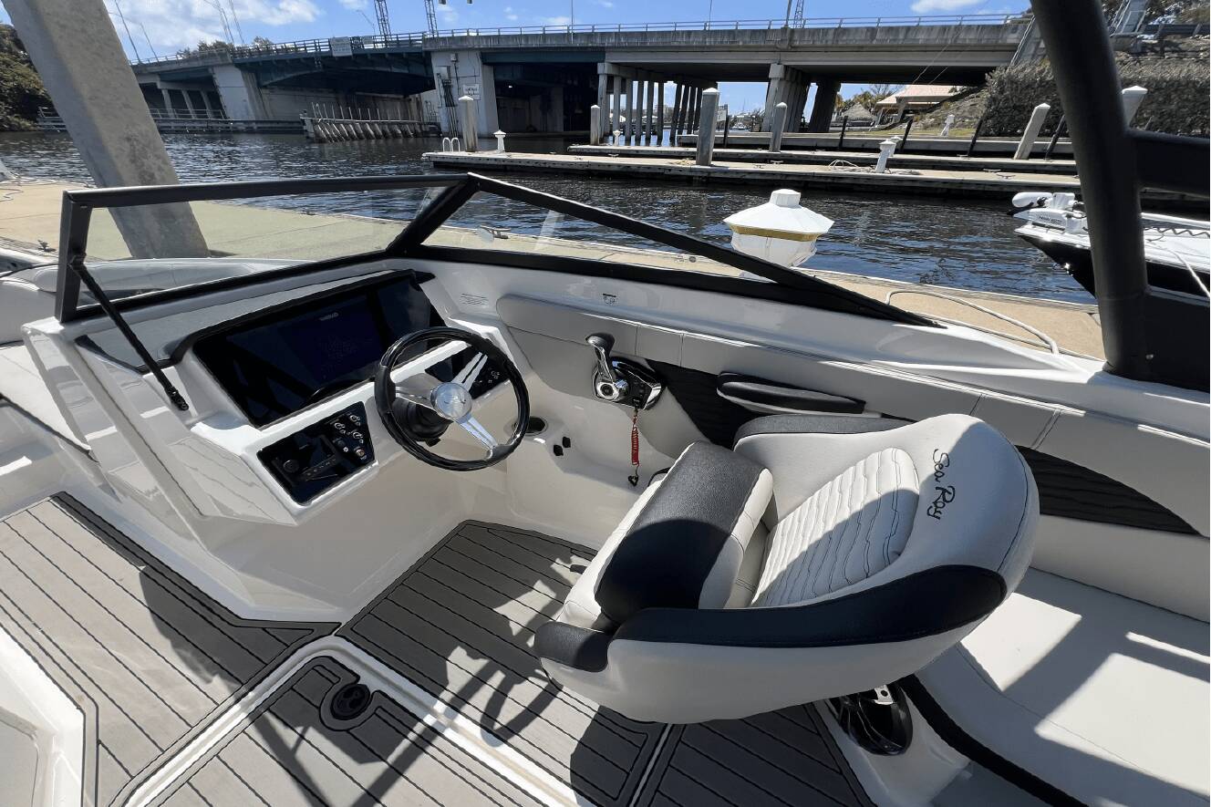 A photo of this 2023 Sea Ray SPX 210 Outboard