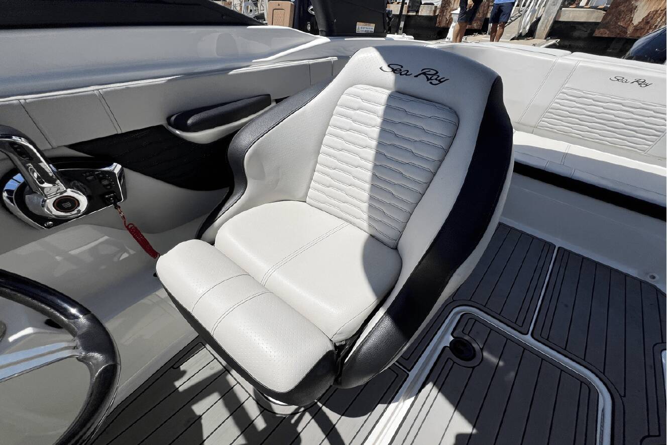 A photo of this 2023 Sea Ray SPX 210 Outboard