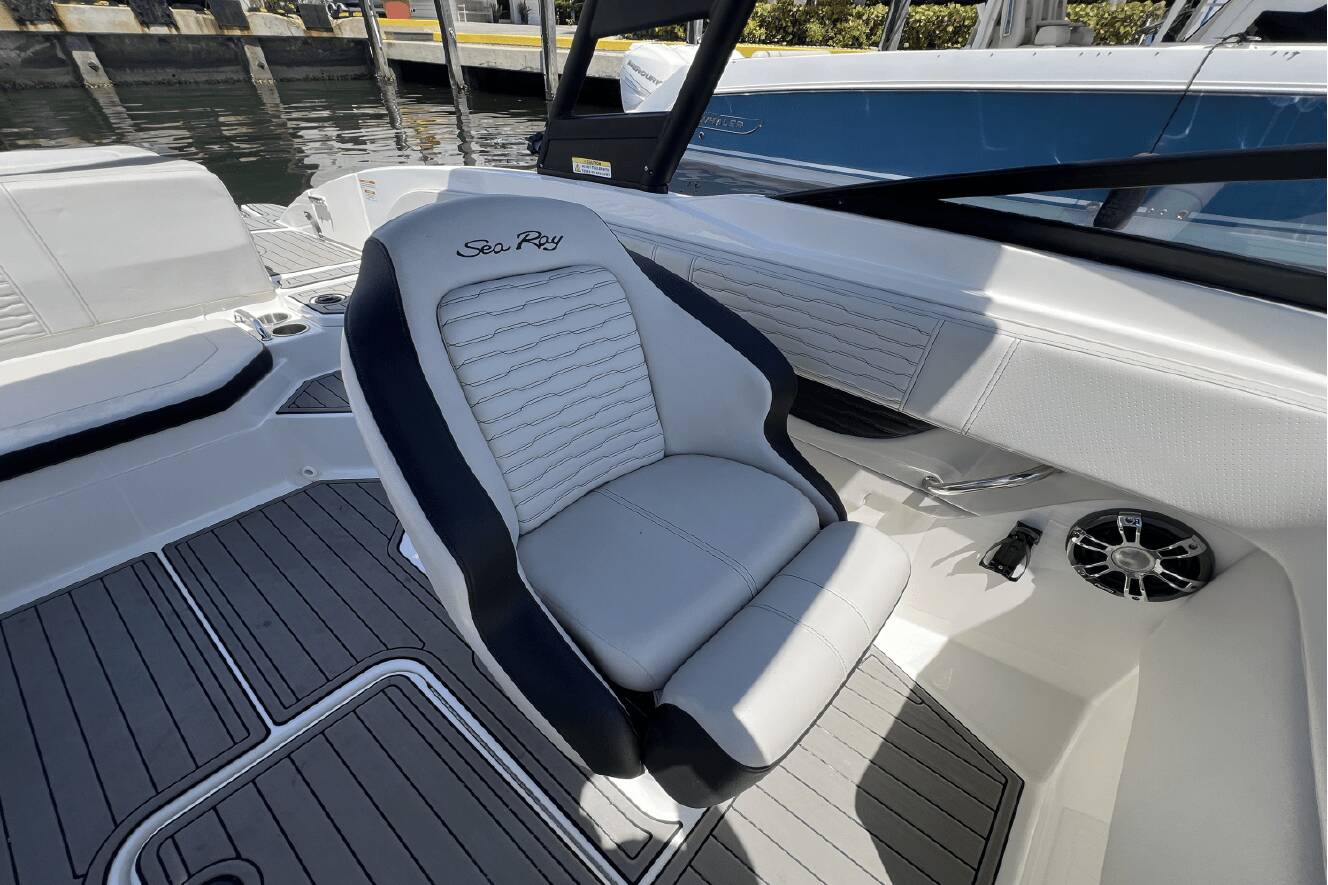 A photo of this 2023 Sea Ray SPX 210 Outboard