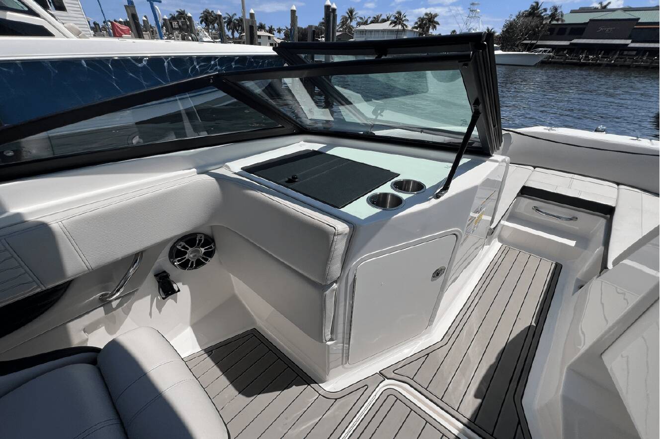 A photo of this 2023 Sea Ray SPX 210 Outboard