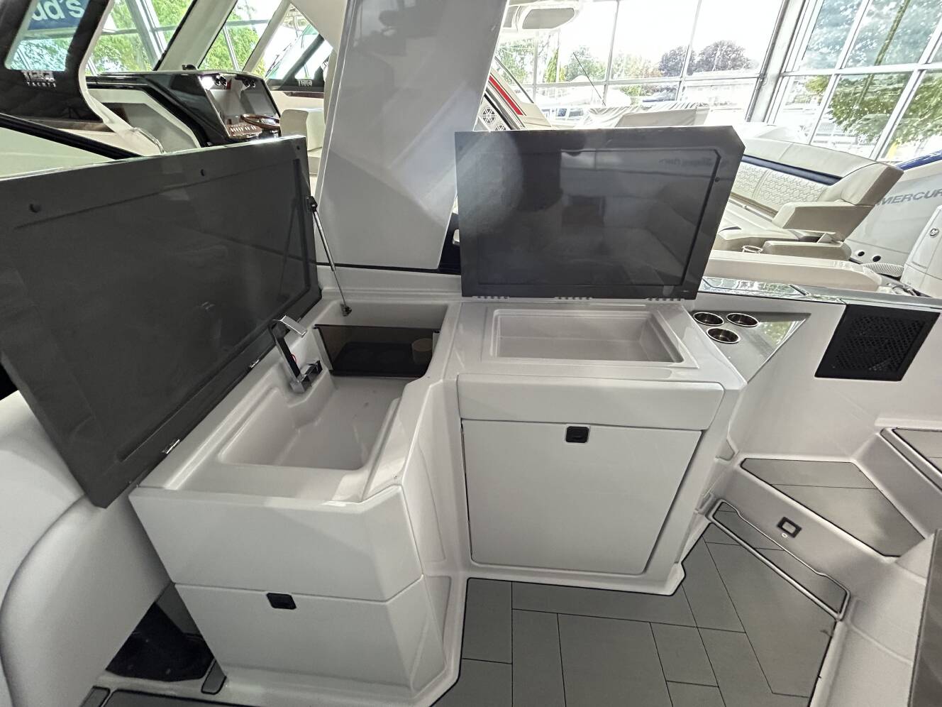 A photo of this 2024 Aviara AV32 Outboard