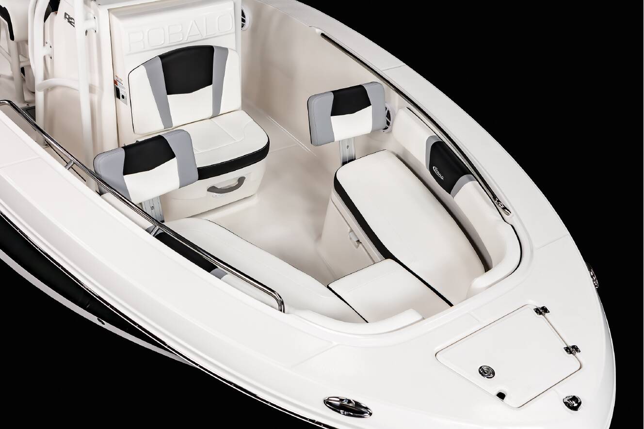 A photo of this 2026 Robalo R200