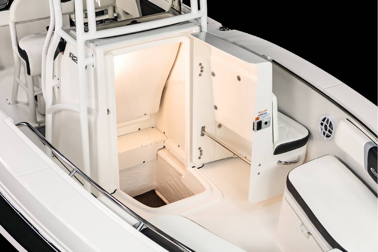 A photo of this 2026 Robalo R200