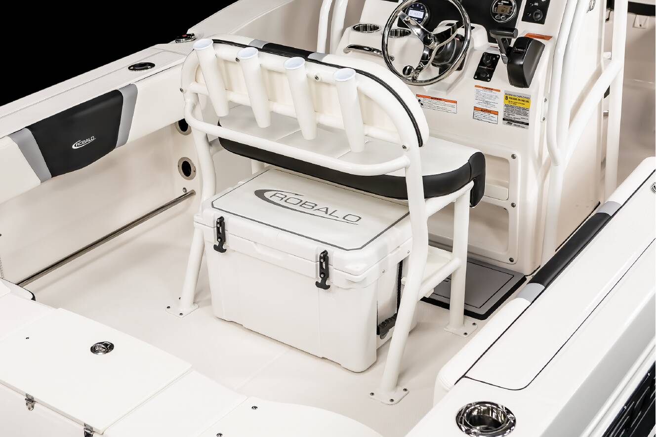 A photo of this 2026 Robalo R200