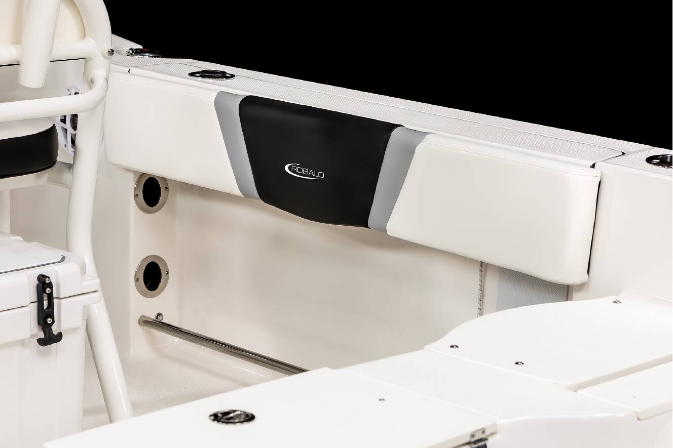 A photo of this 2026 Robalo R200