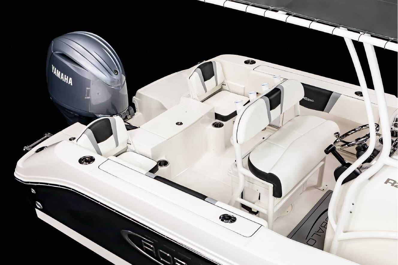 A photo of this 2026 Robalo R200