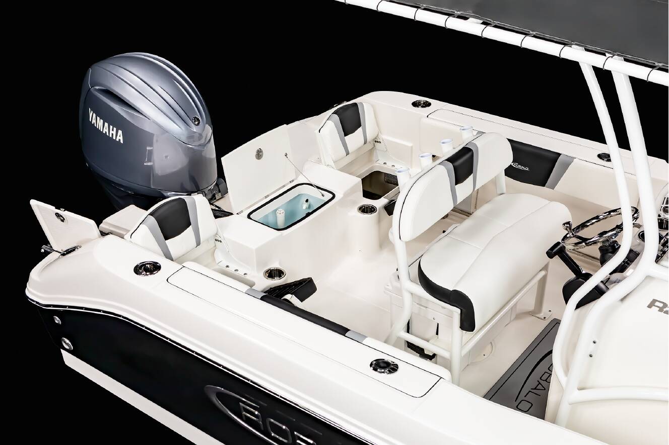A photo of this 2026 Robalo R200