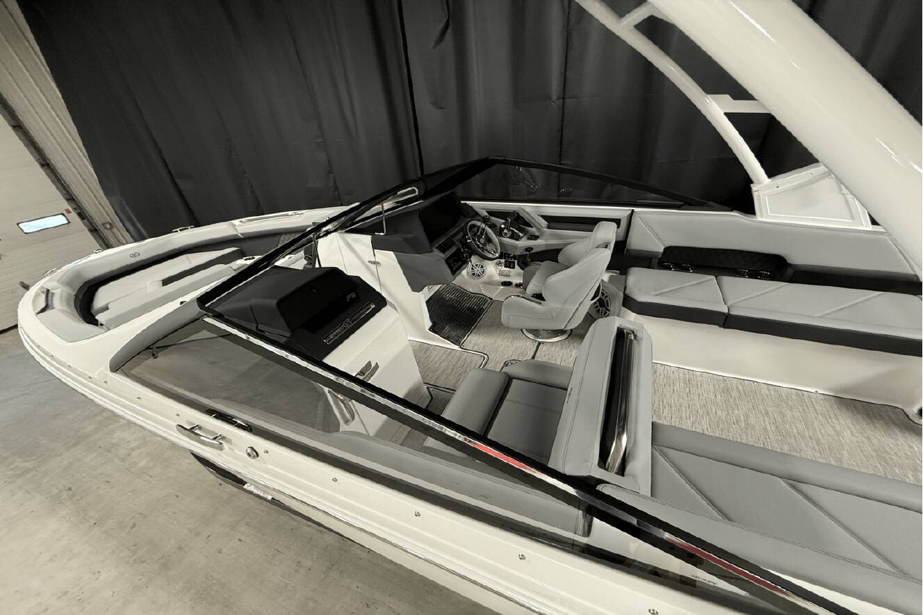 A photo of this 2025 Cobalt R8 Outboard