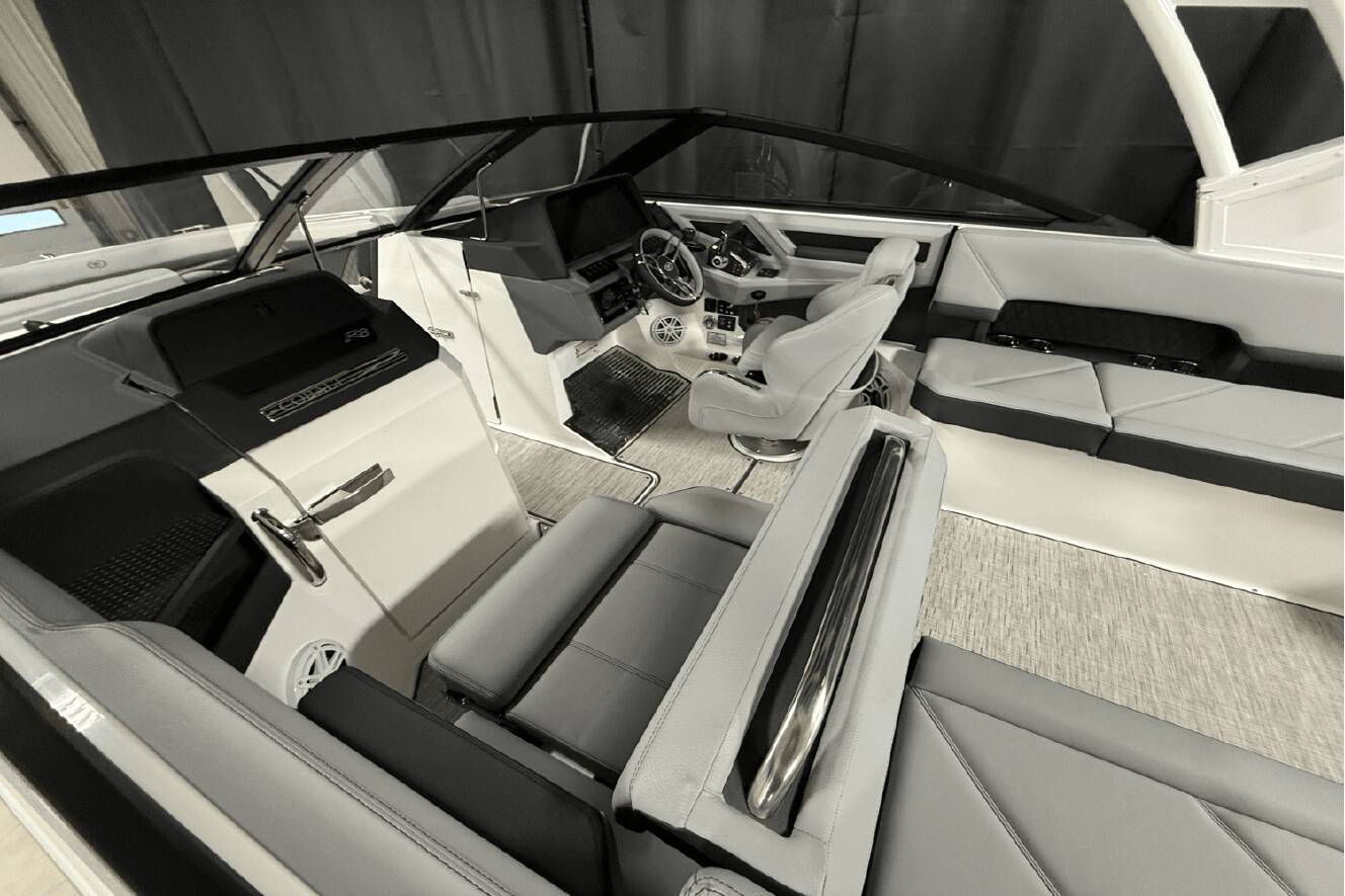 A photo of this 2025 Cobalt R8 Outboard