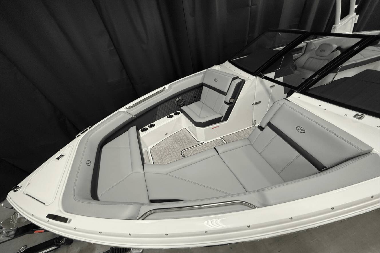 A photo of this 2025 Cobalt R8 Outboard