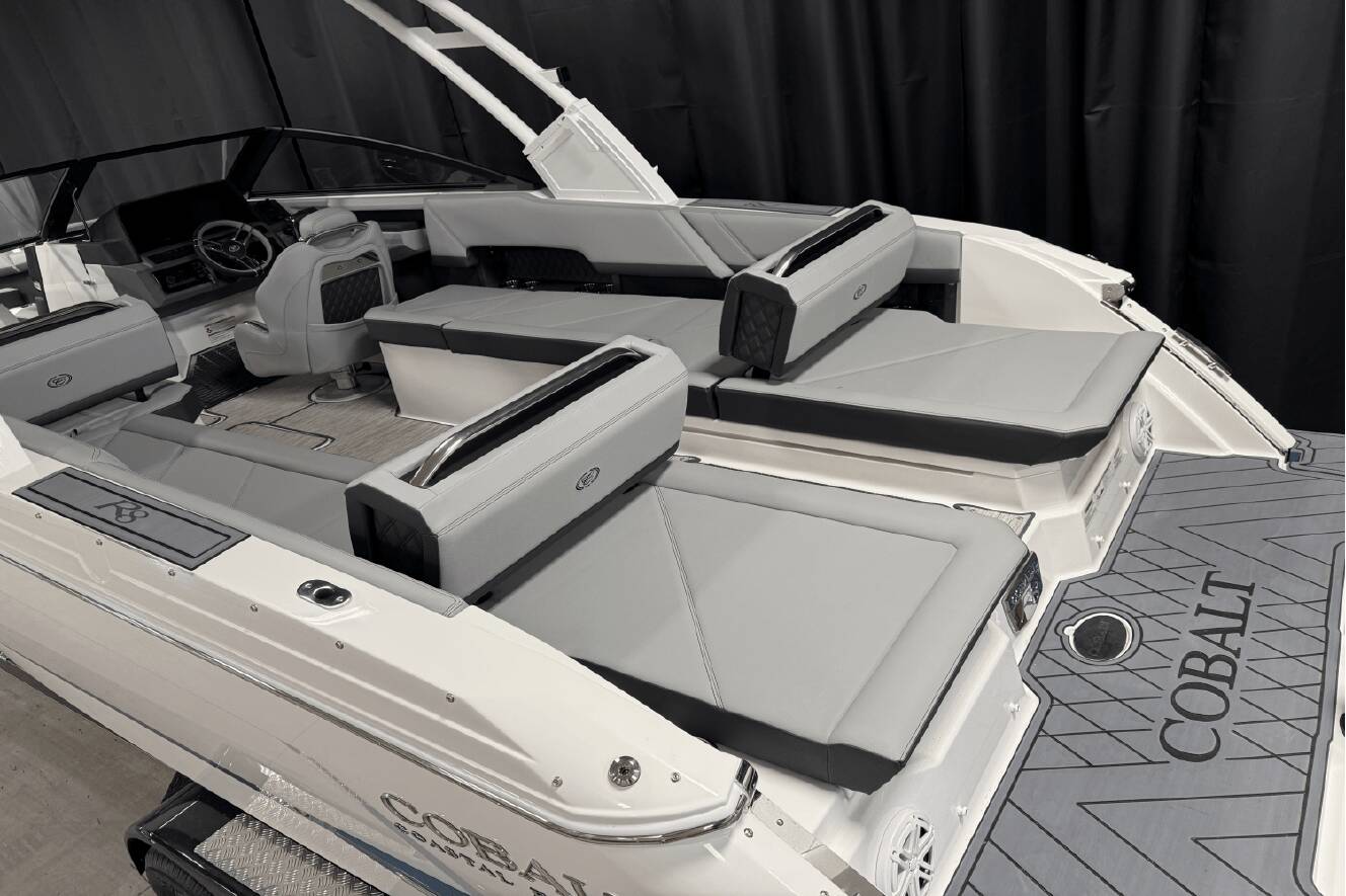 A photo of this 2025 Cobalt R8 Outboard