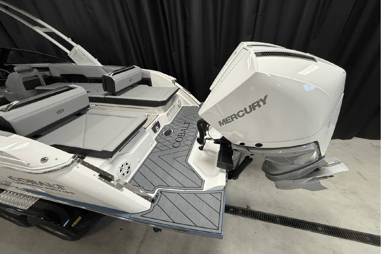 A photo of this 2025 Cobalt R8 Outboard