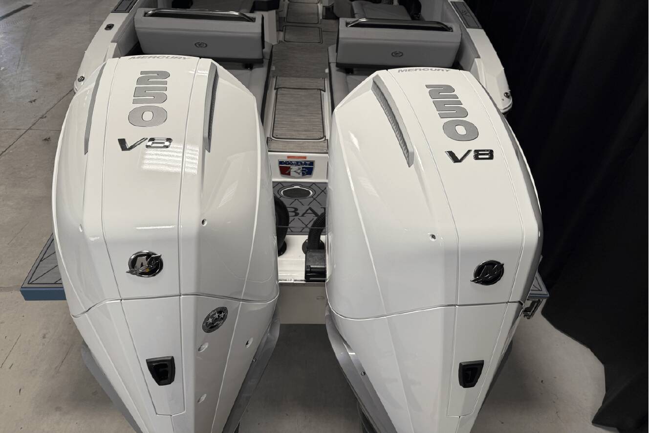A photo of this 2025 Cobalt R8 Outboard