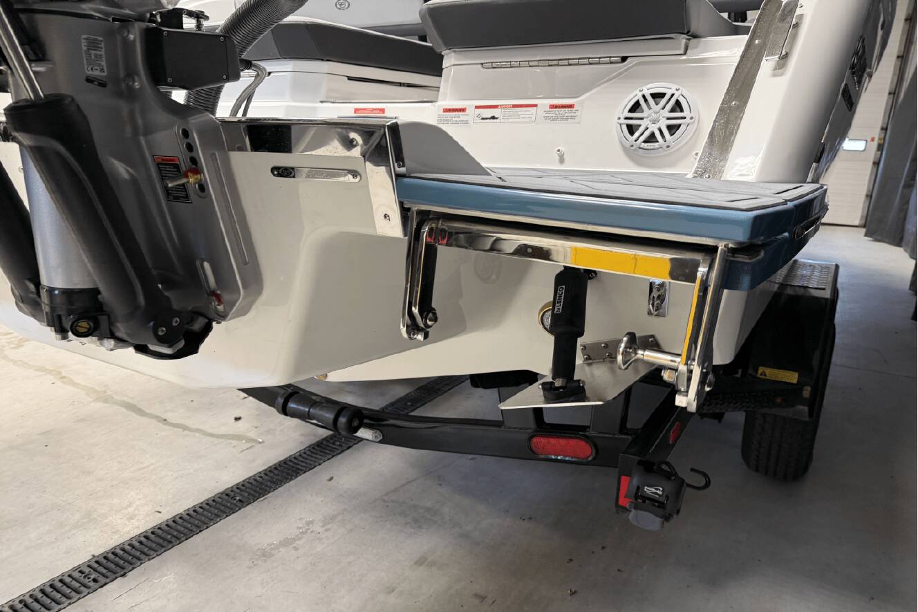 A photo of this 2025 Cobalt R8 Outboard