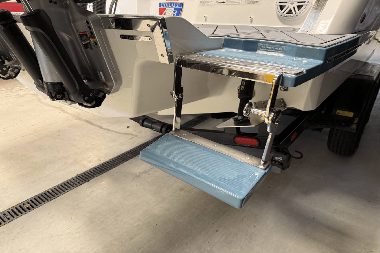 A photo of this 2025 Cobalt R8 Outboard