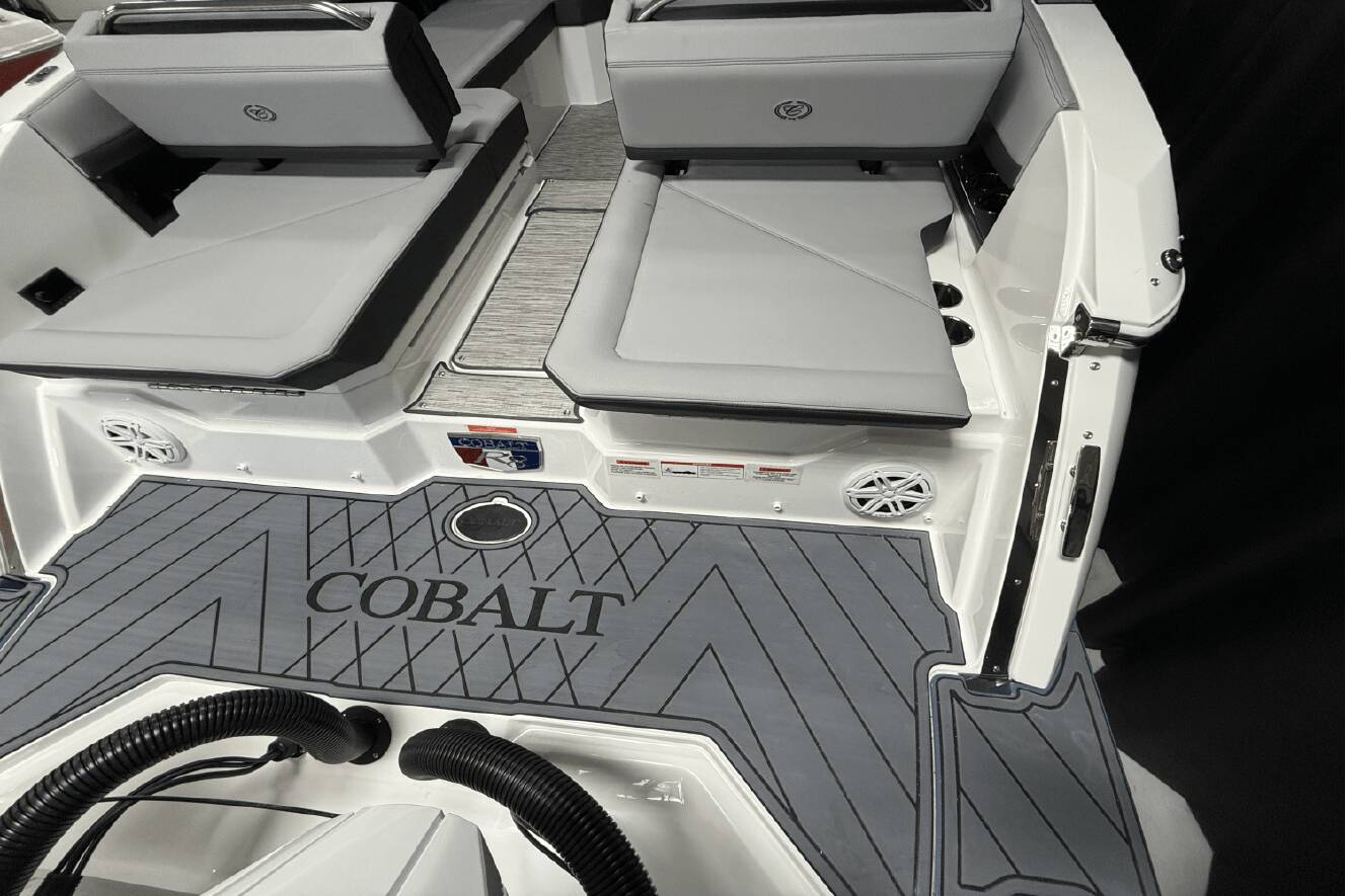 A photo of this 2025 Cobalt R8 Outboard