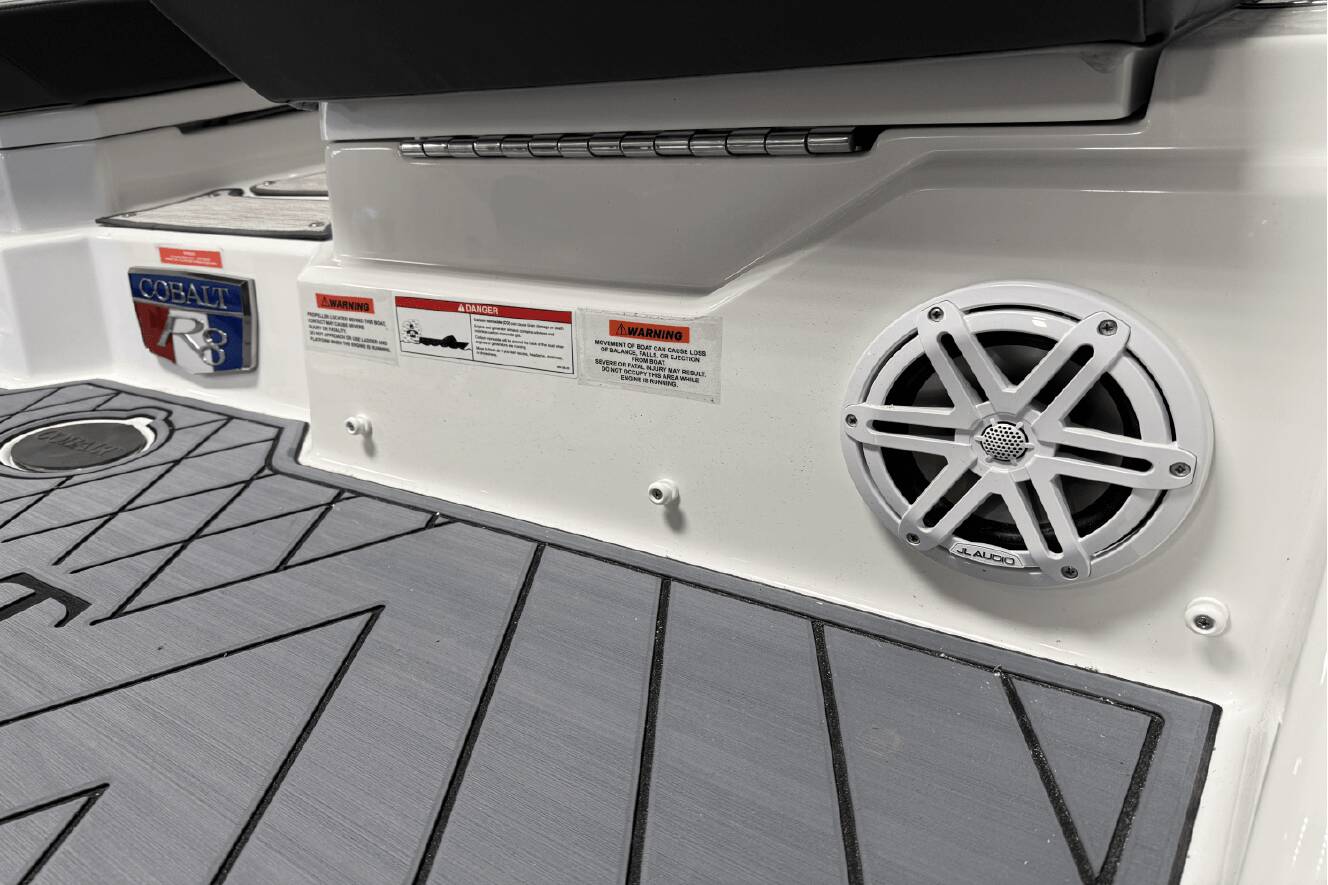 A photo of this 2025 Cobalt R8 Outboard
