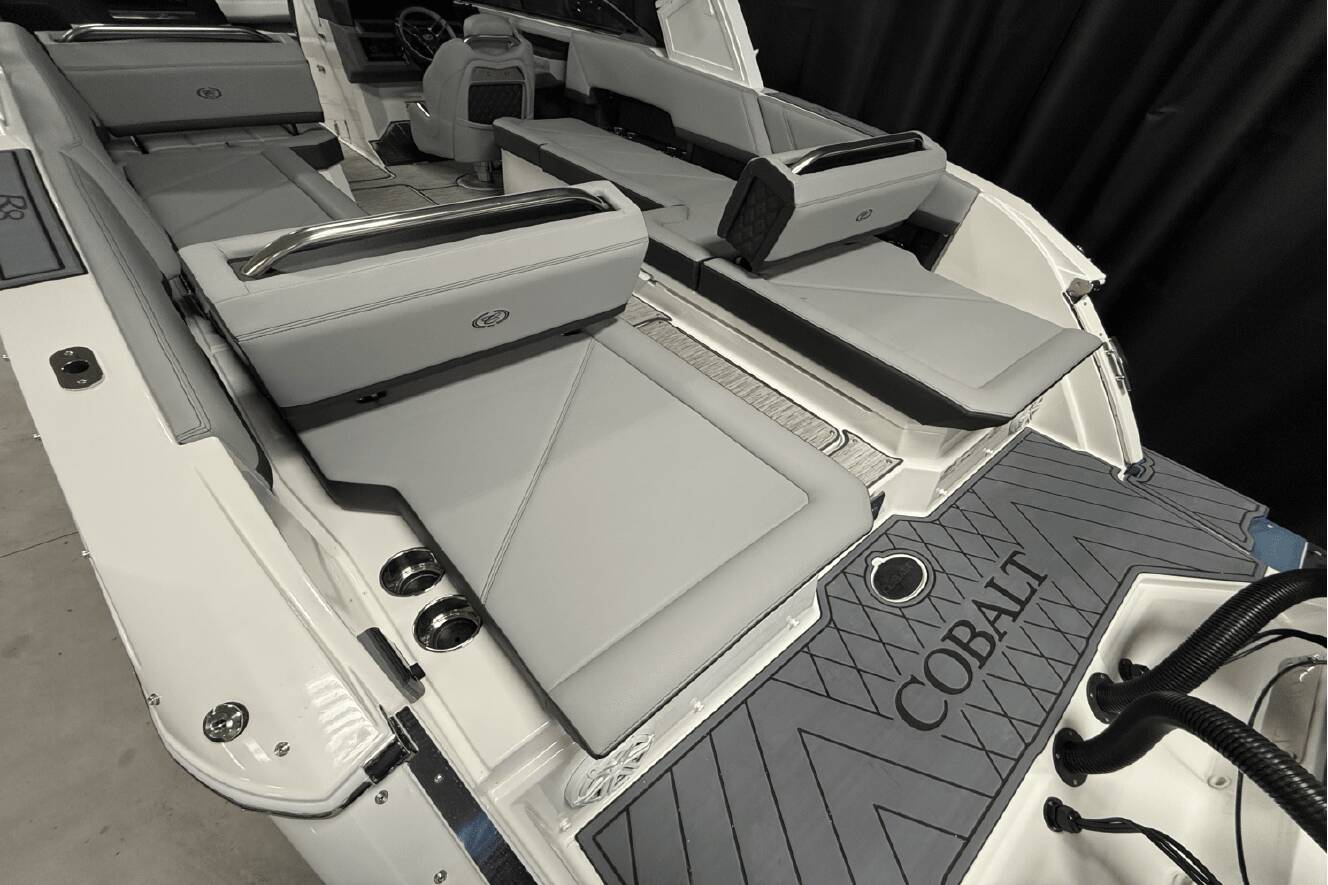 A photo of this 2025 Cobalt R8 Outboard