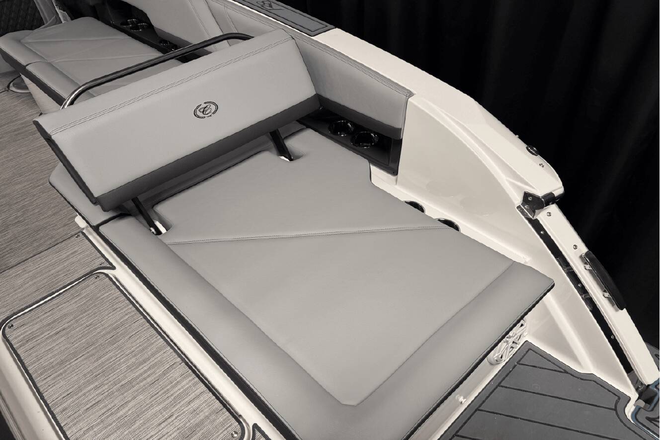 A photo of this 2025 Cobalt R8 Outboard