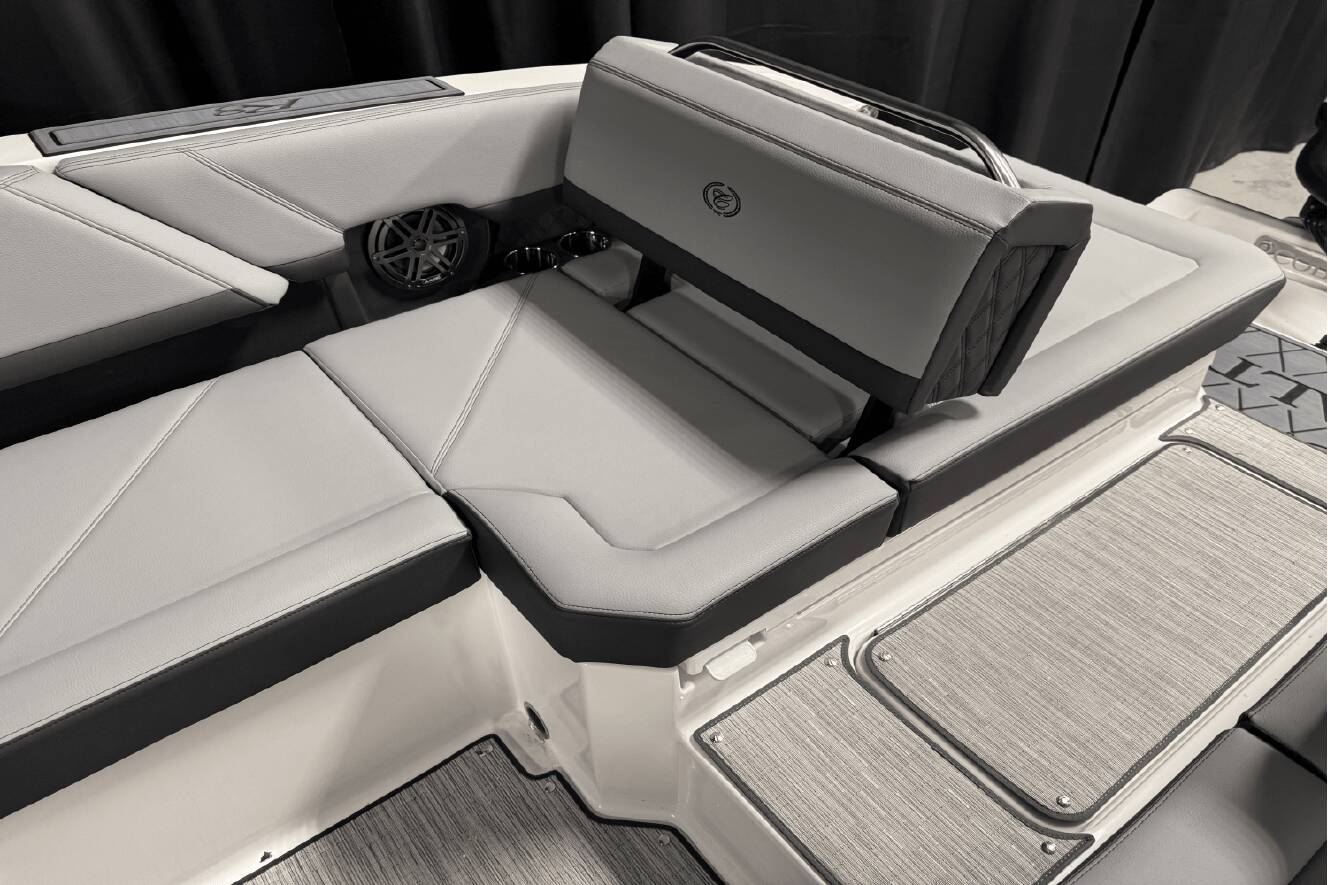 A photo of this 2025 Cobalt R8 Outboard