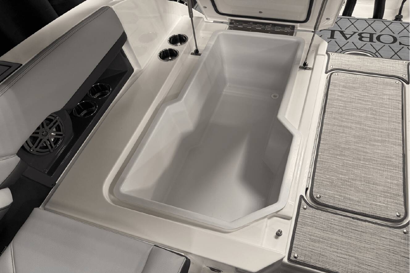 A photo of this 2025 Cobalt R8 Outboard