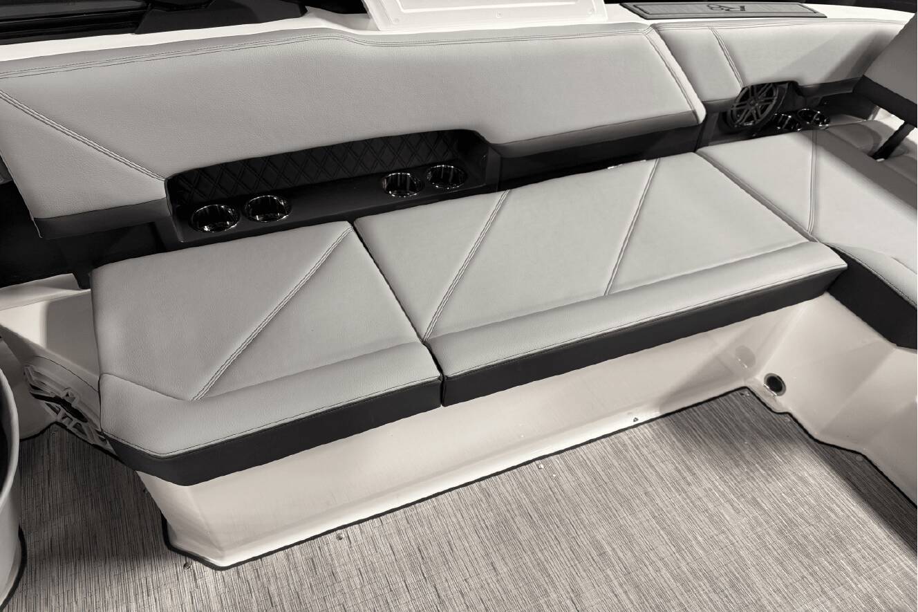 A photo of this 2025 Cobalt R8 Outboard