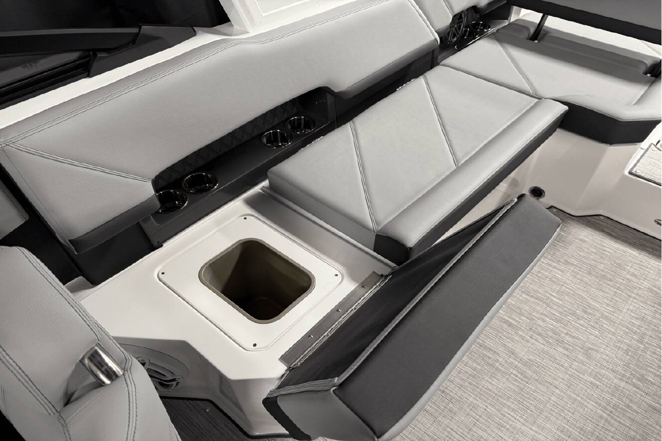 A photo of this 2025 Cobalt R8 Outboard