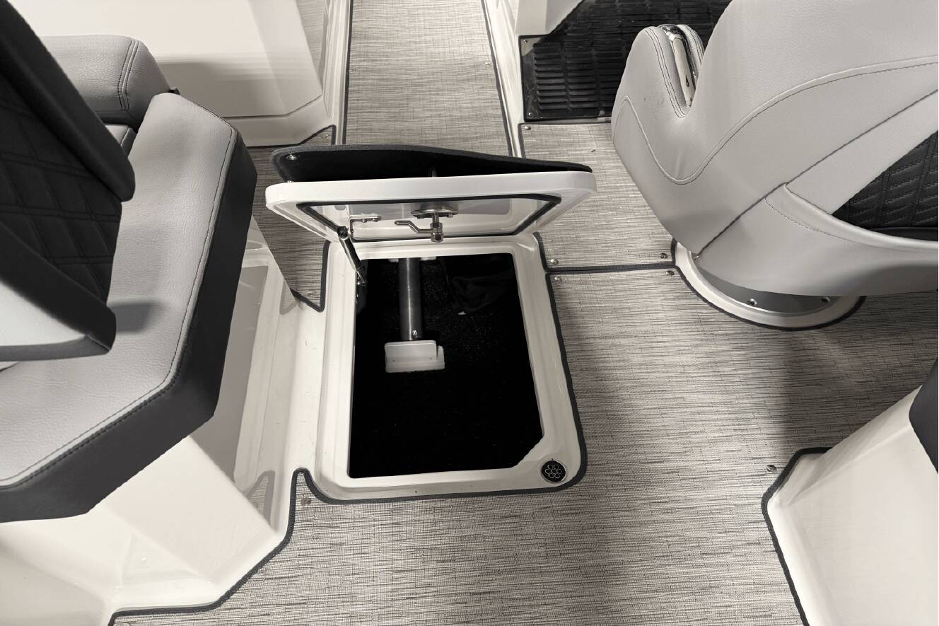 A photo of this 2025 Cobalt R8 Outboard