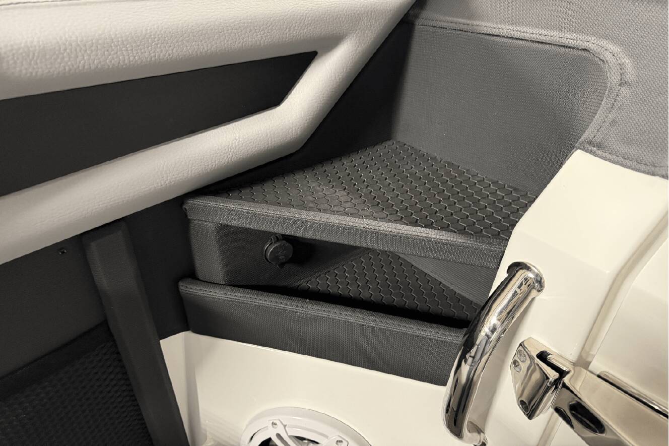 A photo of this 2025 Cobalt R8 Outboard