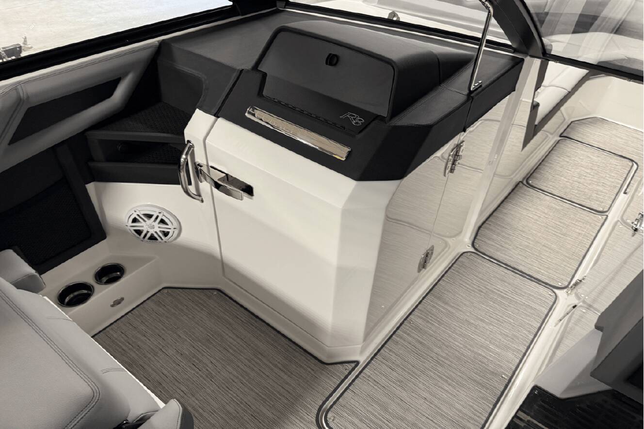 A photo of this 2025 Cobalt R8 Outboard