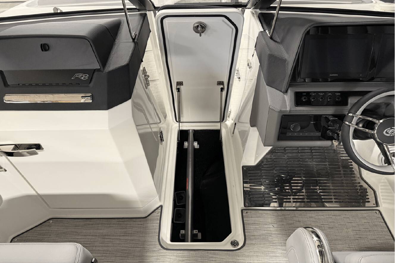 A photo of this 2025 Cobalt R8 Outboard