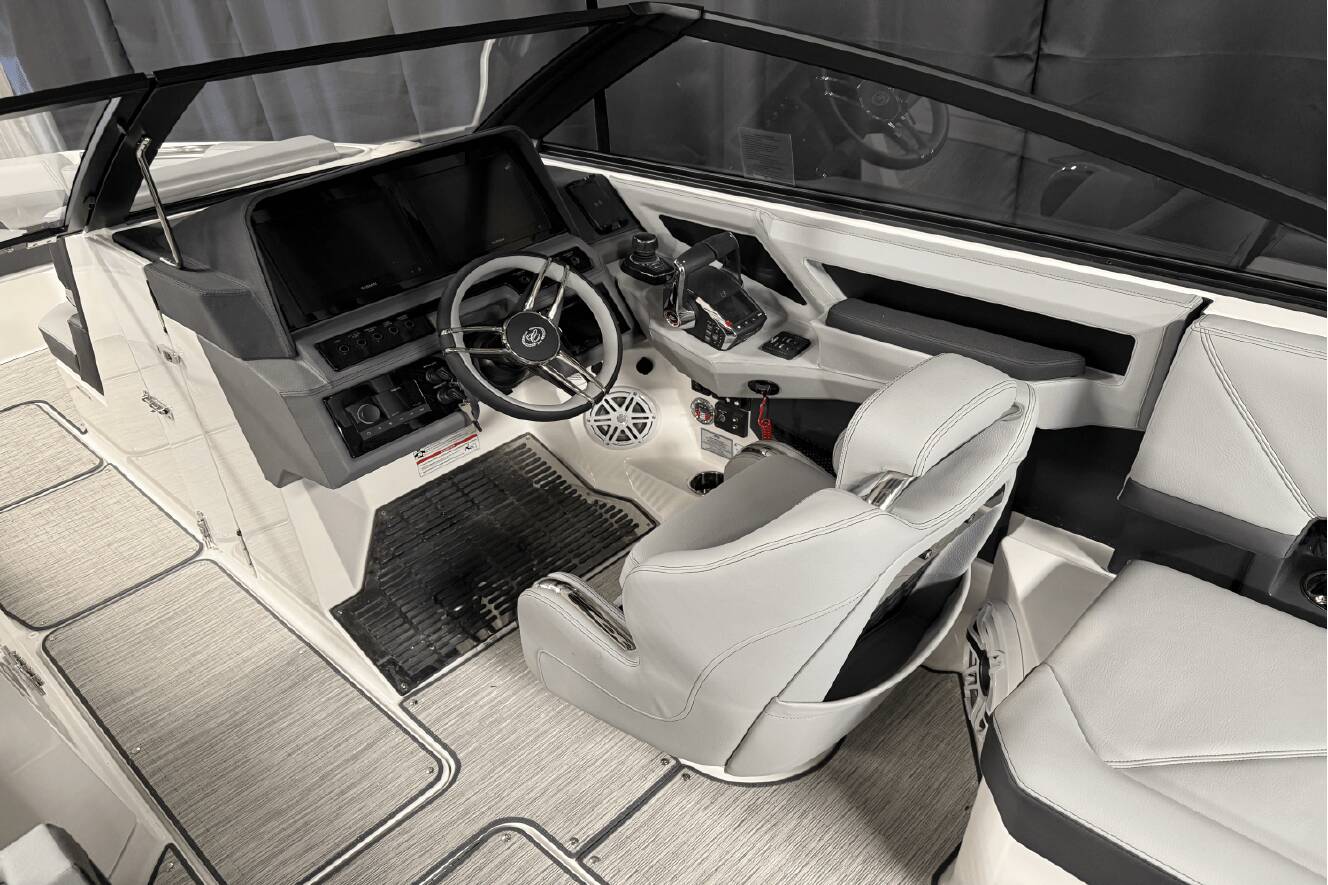 A photo of this 2025 Cobalt R8 Outboard