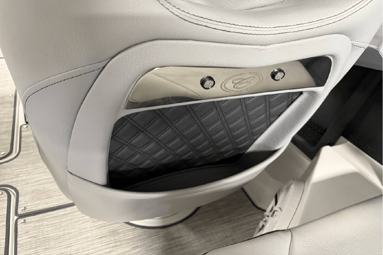 A photo of this 2025 Cobalt R8 Outboard
