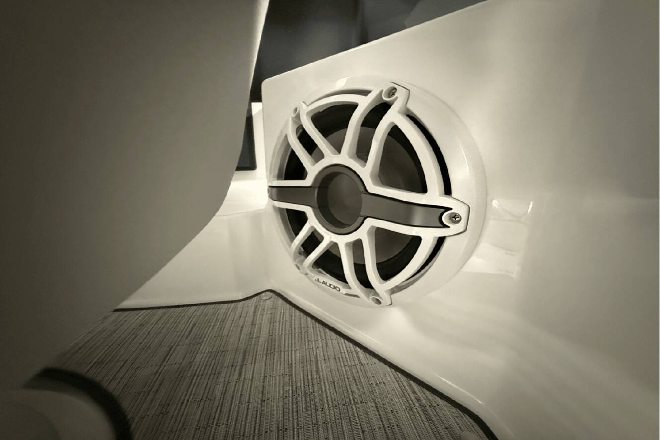 A photo of this 2025 Cobalt R8 Outboard