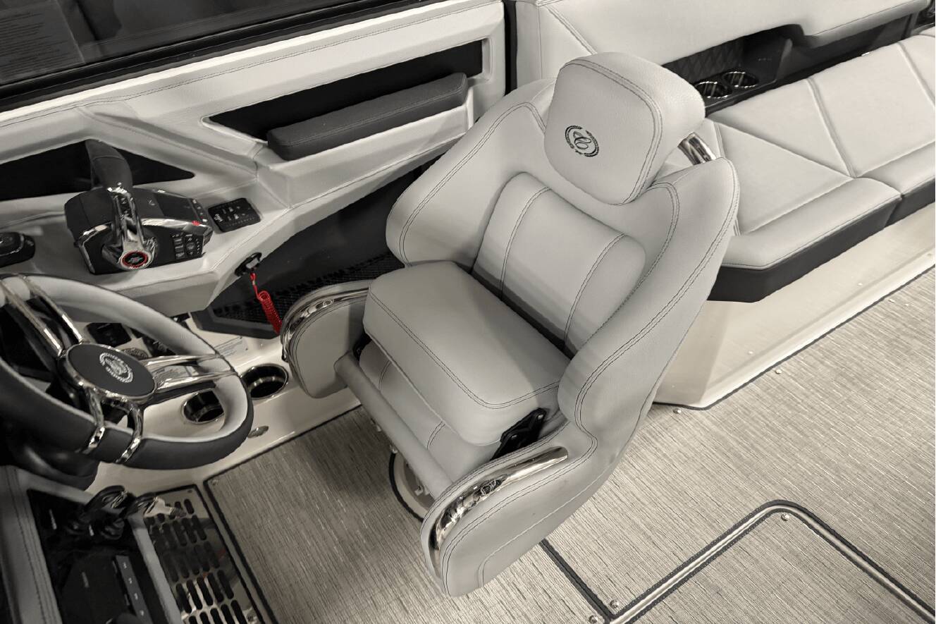 A photo of this 2025 Cobalt R8 Outboard