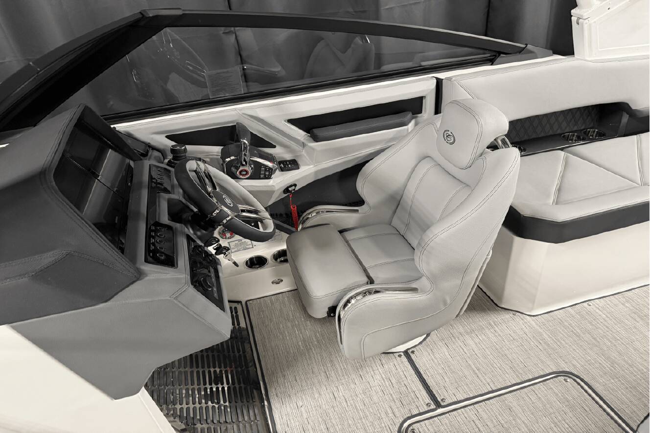 A photo of this 2025 Cobalt R8 Outboard