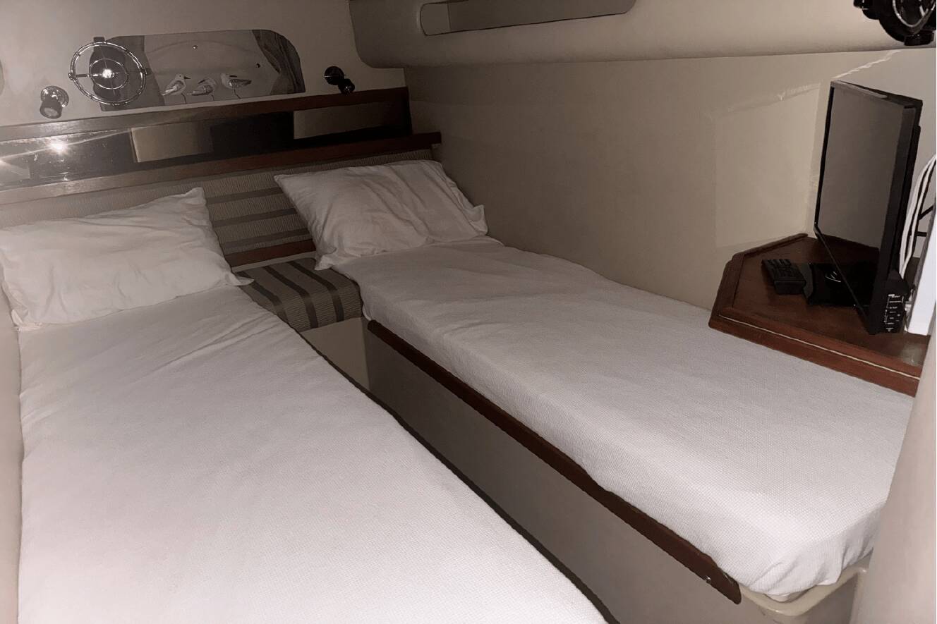 A photo of this 2001 Cruisers Yachts 3870 EXPRESS