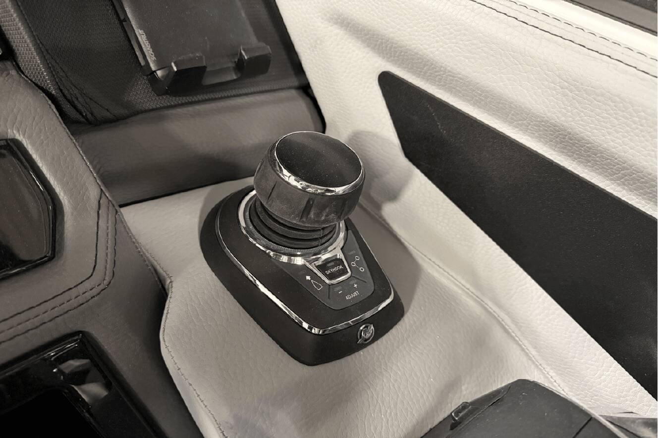 A photo of this 2025 Cobalt R8 Outboard