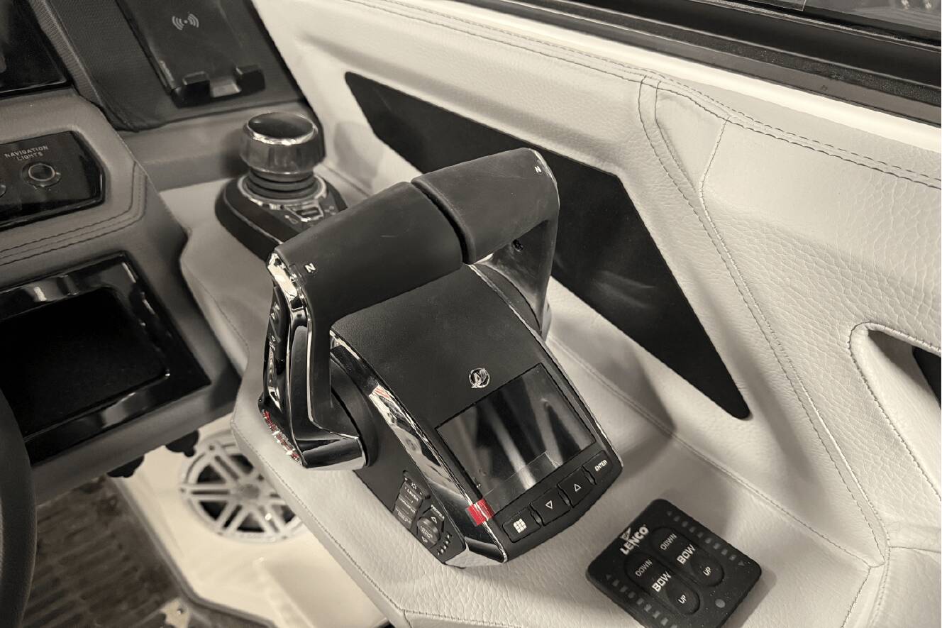 A photo of this 2025 Cobalt R8 Outboard