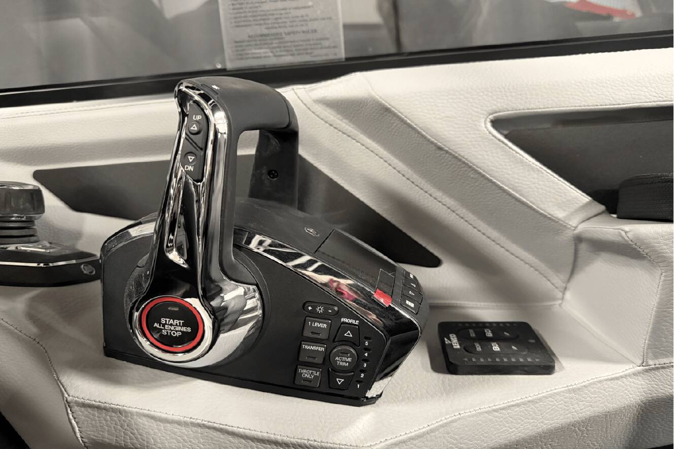 A photo of this 2025 Cobalt R8 Outboard