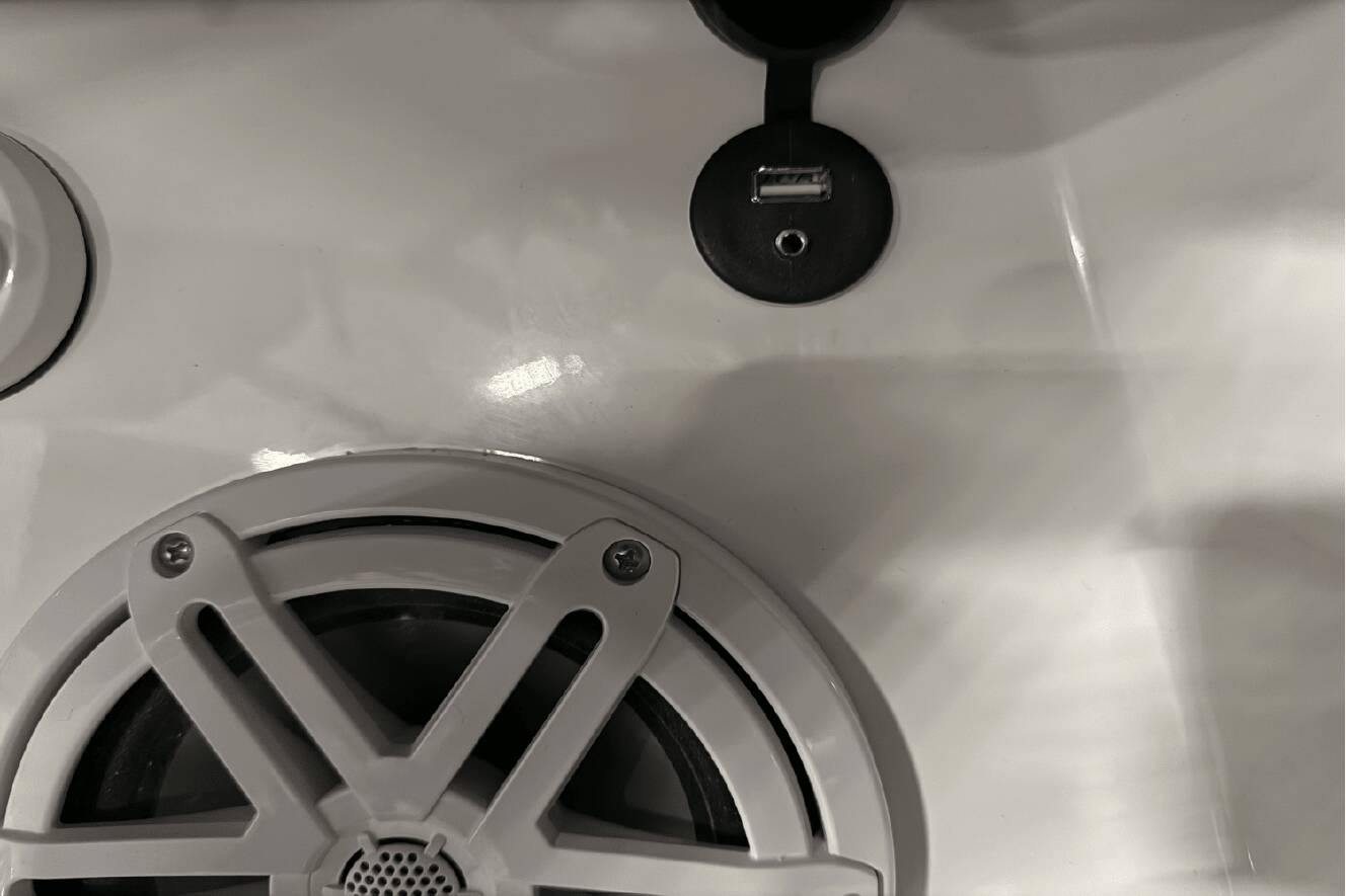 A photo of this 2025 Cobalt R8 Outboard