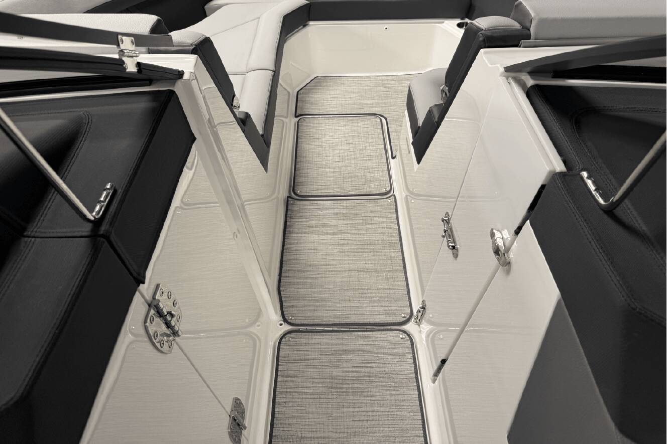 A photo of this 2025 Cobalt R8 Outboard