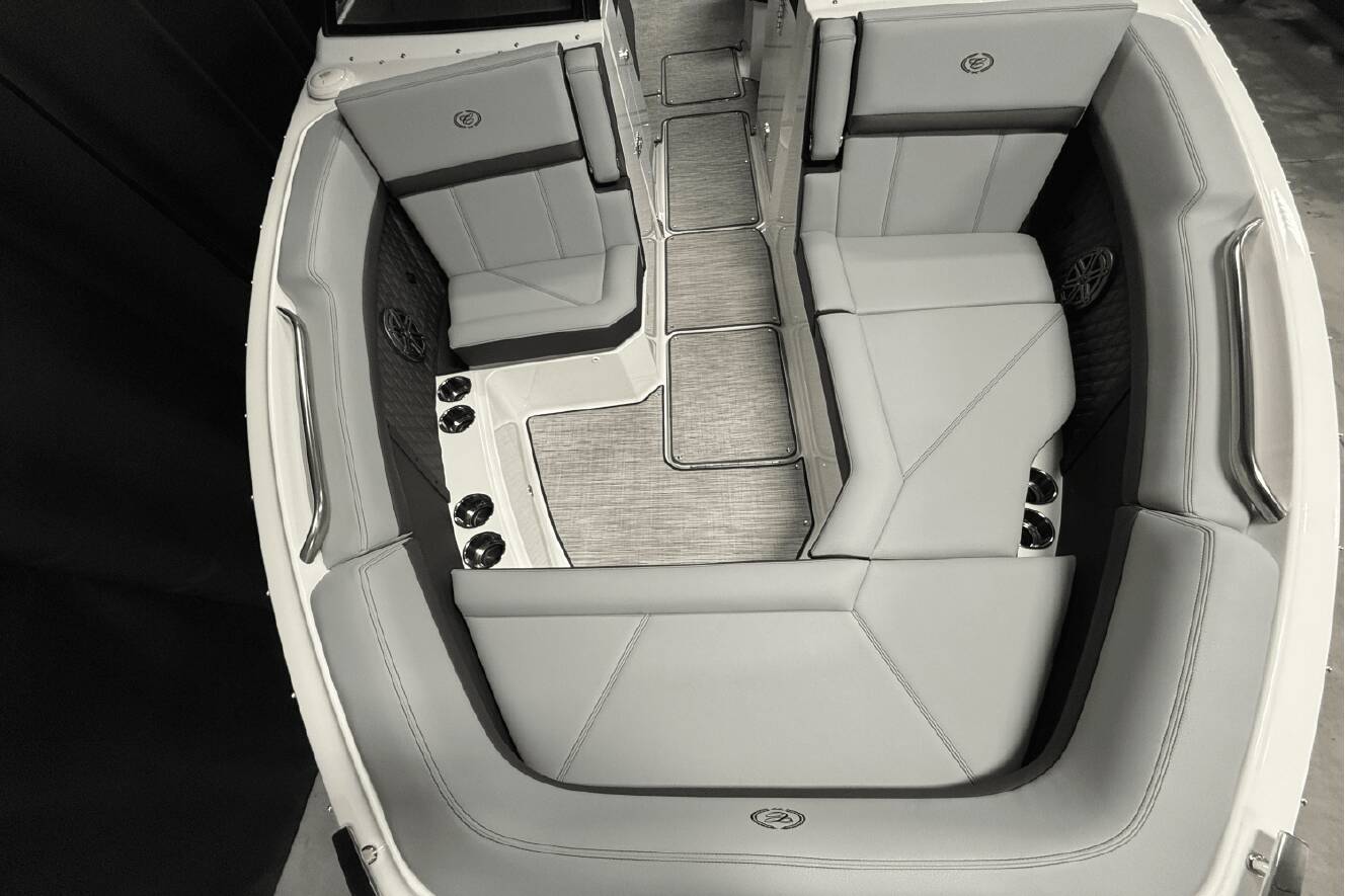 A photo of this 2025 Cobalt R8 Outboard