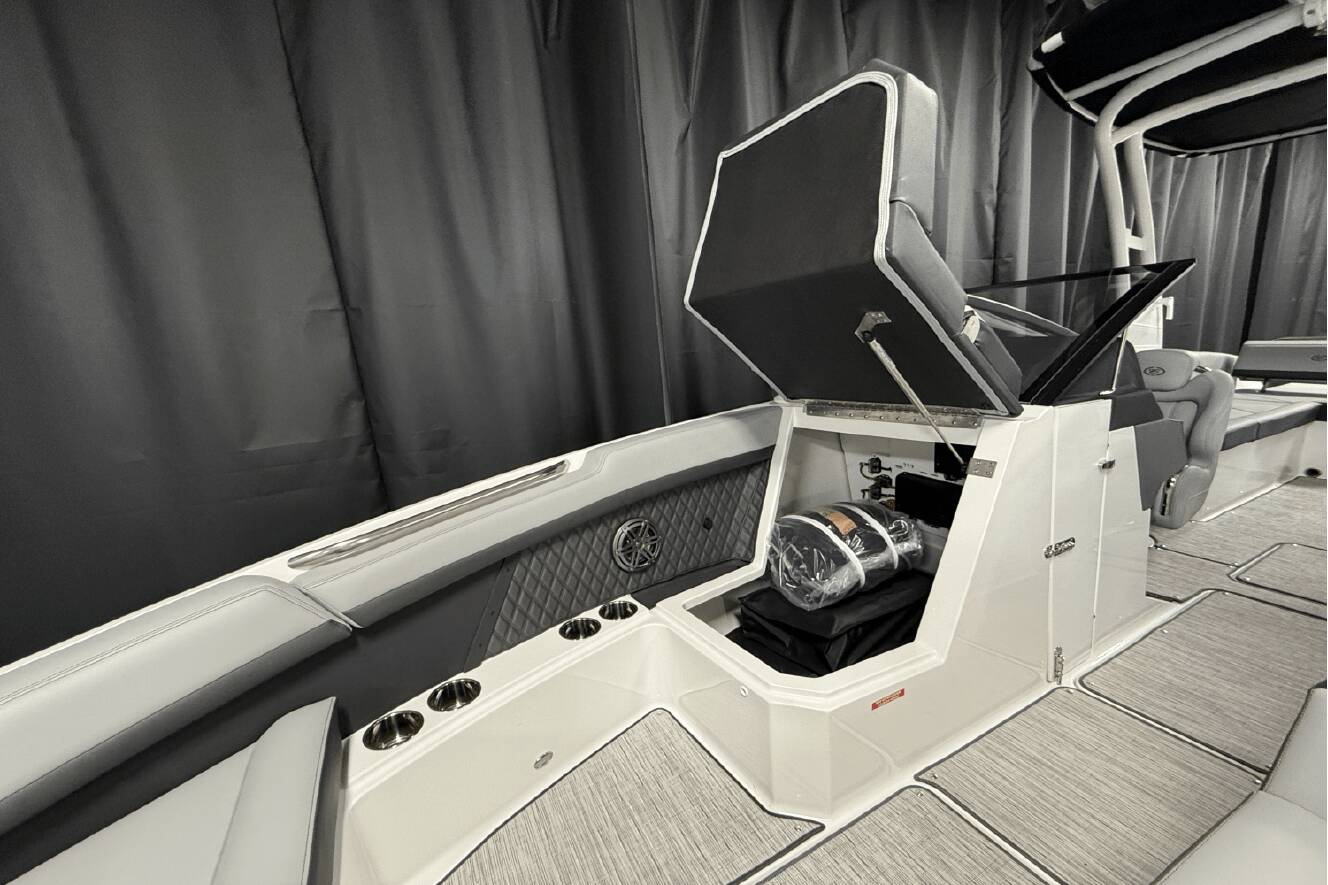 A photo of this 2025 Cobalt R8 Outboard