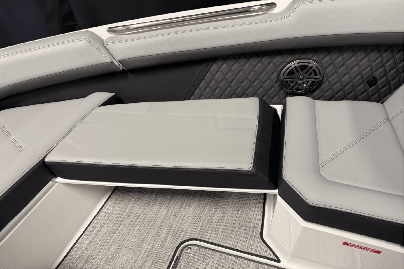 A photo of this 2025 Cobalt R8 Outboard