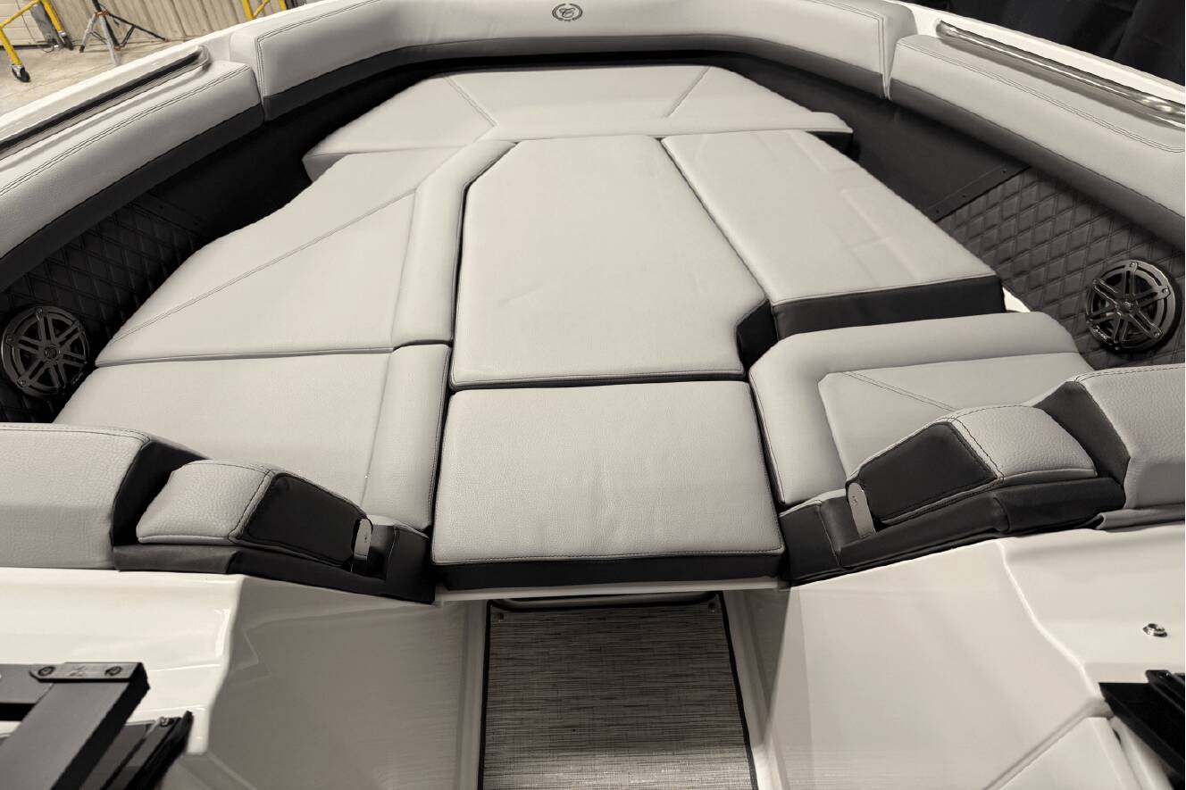 A photo of this 2025 Cobalt R8 Outboard