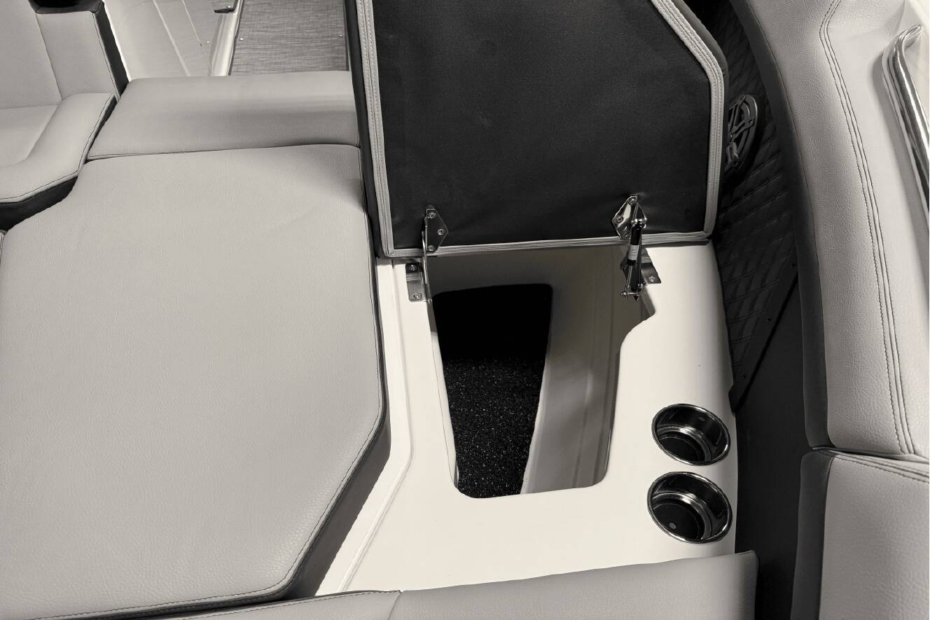 A photo of this 2025 Cobalt R8 Outboard